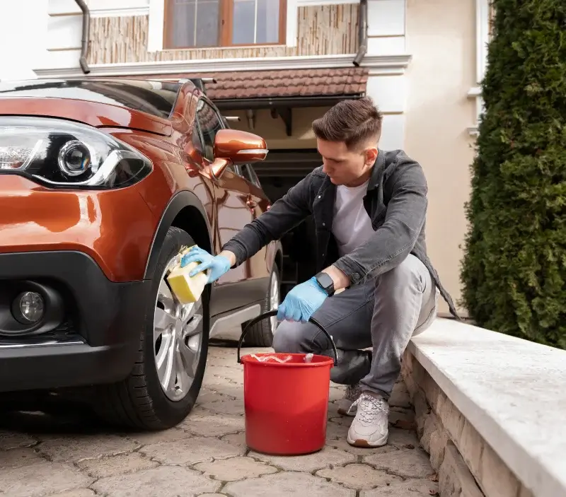 Lavage auto à domicile Raulhac : professionnel intervenant sur un véhicule